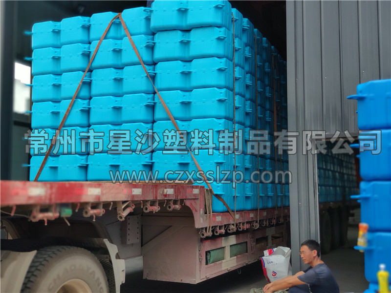 常州市星沙塑料制品有限公司-熒光綠淺藍色浮筒發往湖北8