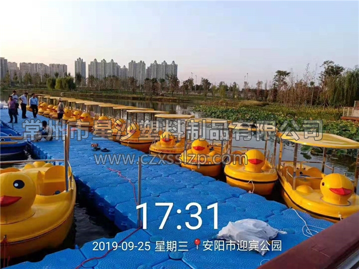 水上樂園浮筒和水上娛樂設施在夜色燈光的襯托下，藍紅黃輝映，異常唯美。