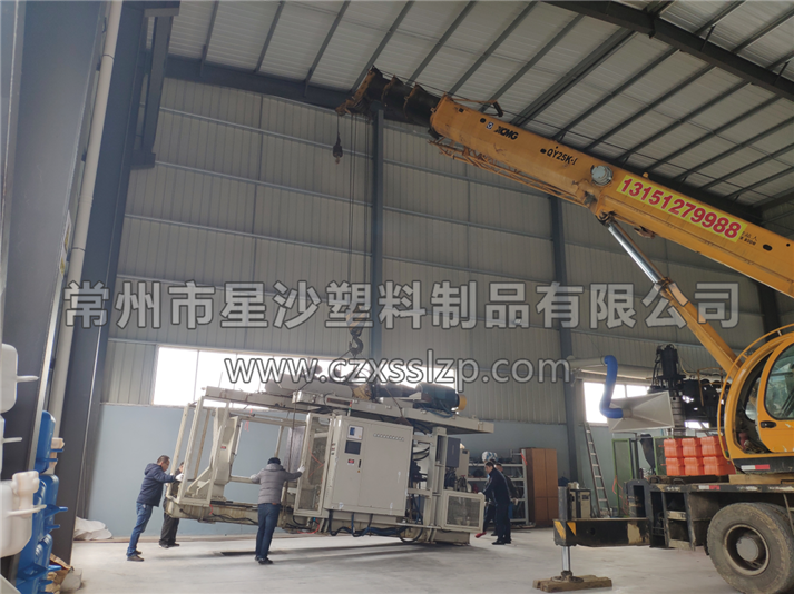 吹塑機(jī)在汽車吊師傅嫻熟的操作下，輕拿輕放，有條不紊的進(jìn)行卸車作業(yè)3
