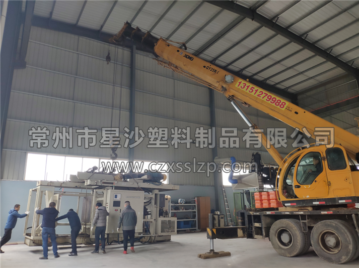 吹塑機(jī)在汽車吊師傅嫻熟的操作下，輕拿輕放，有條不紊的進(jìn)行卸車作業(yè)5